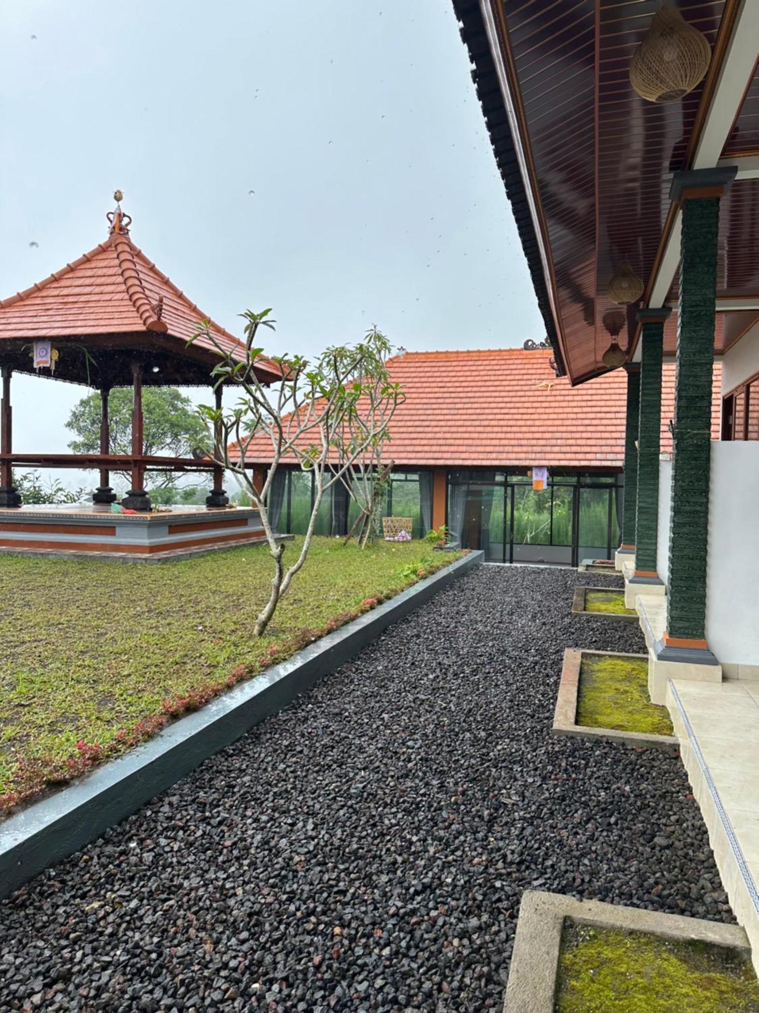 BesakihBali Basuki Retreat Centerアパートメント エクステリア 写真